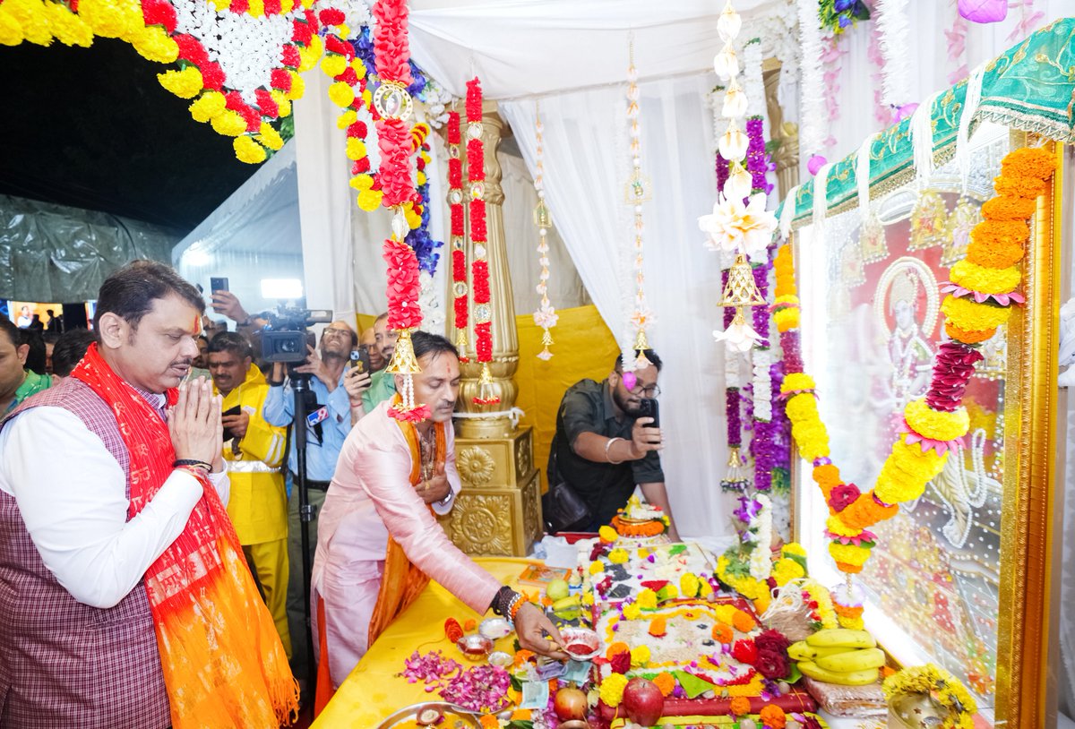 Dev_Fadnavis's tweet photo. 🌸🌸|| जय भवानी ||🌸🌸

आज मालाड (पूर्व), मुंबई येथे नवरंग रास उत्सव येथे भेट देऊन देवीमातेच्या चरणी नतमस्तक झालो आणि संपूर्ण महाराष्ट्राच्या कल्याणासाठी प्रार्थना केली. यावेळी मुख्यमंत्री सहाय्यता निधीसाठी आमदार अतुल भातखळकर यांच्यावतीने ₹2,50,000 चा धनादेश अतिवृष्टीग्रस्तांच्या मदतीसाठी सुपूर्द करण्यात आला. 
विशेष म्हणजे यावेळी 2 वर्षीय रुद्रांश शर्मा या चिमुकल्याने आपली 'पिगी बँक' मुख्यमंत्री सहाय्यता निधीसाठी माझ्याकडे देऊ केली. या योगदानाबद्दल त्यांचे आभार मानतो.

२९-०९-२०२५📍मुंबई.

@BhatkhalkarA
#Maharashtra #Mumbai #Navratri2025