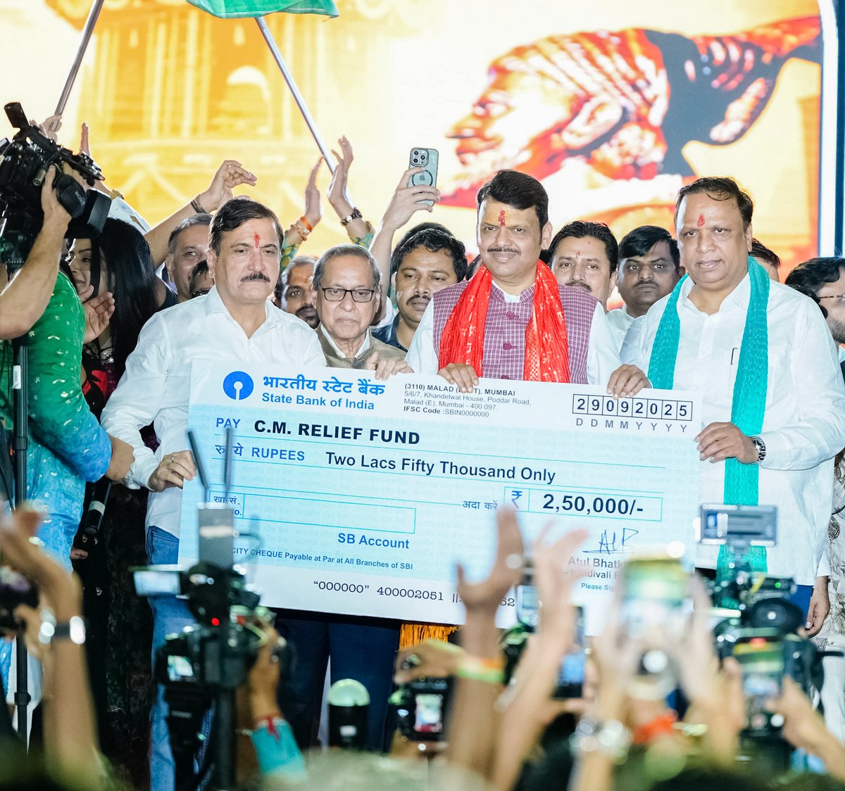 Dev_Fadnavis's tweet photo. 🌸🌸|| जय भवानी ||🌸🌸

आज मालाड (पूर्व), मुंबई येथे नवरंग रास उत्सव येथे भेट देऊन देवीमातेच्या चरणी नतमस्तक झालो आणि संपूर्ण महाराष्ट्राच्या कल्याणासाठी प्रार्थना केली. यावेळी मुख्यमंत्री सहाय्यता निधीसाठी आमदार अतुल भातखळकर यांच्यावतीने ₹2,50,000 चा धनादेश अतिवृष्टीग्रस्तांच्या मदतीसाठी सुपूर्द करण्यात आला. 
विशेष म्हणजे यावेळी 2 वर्षीय रुद्रांश शर्मा या चिमुकल्याने आपली 'पिगी बँक' मुख्यमंत्री सहाय्यता निधीसाठी माझ्याकडे देऊ केली. या योगदानाबद्दल त्यांचे आभार मानतो.

२९-०९-२०२५📍मुंबई.

@BhatkhalkarA
#Maharashtra #Mumbai #Navratri2025