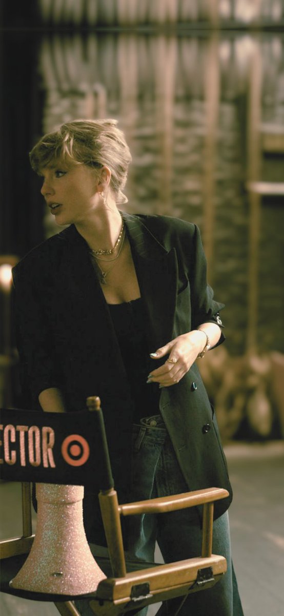 alias_a2's tweet photo. Taylor Swift | The life of a show girl 
➖️4️⃣
90's vibes

#TAYLORSWIFT #wallpaper #thelifeofashiwgirl #tloas https://t.co/lkzEv3U3xi