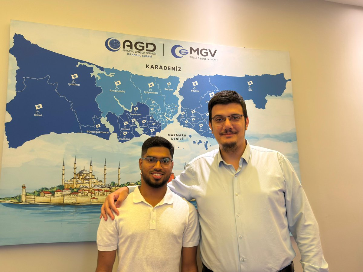 agdmyaroglu's tweet image. Üniversite Komisyonumuzdan Sri Lanka'lı Maslama Munas Kardeşimiz ülkesine dönüş yapıyor. Samimiyetine ve fedakarlığına şahitlik ettiğimiz kıymetli kardeşimize gösterdiği büyük gayretten ötürü teşekkür eder, Sri Lanka'da yürüteceği İslami çalışmalarda muvaffakkiyetler dilerim.
