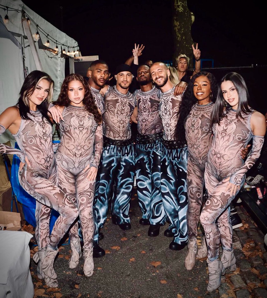 BrendanDrums's tweet image. … our kick-ass dancers. 🪩
@halle_henryyy @marissaneola @dancin_darina @natotonel @diandreblue @jodelitoo.mx @moneswiff @jdim123 
#shakira #dancers #lmynlworldtour