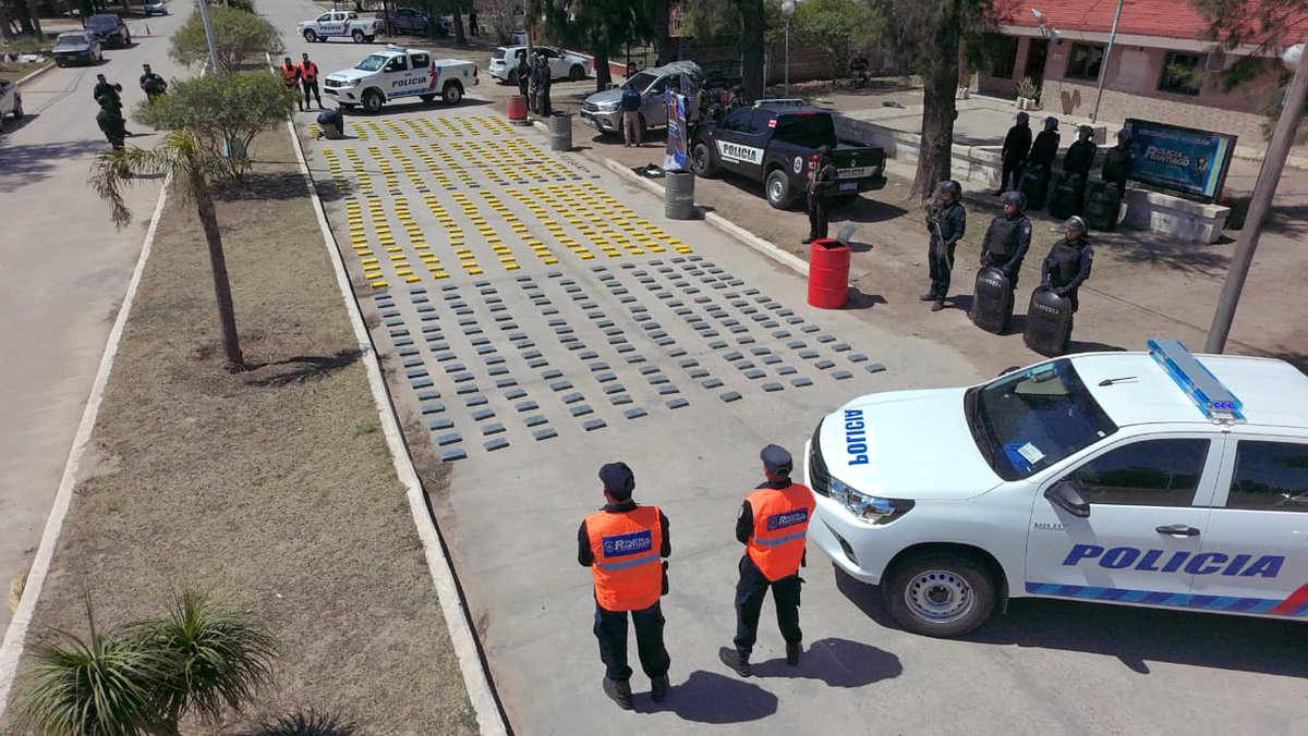 👮🏻‍♂️🚨 Millonario golpe al Narcotráfico  en Malbrán: la policía de Santiago del Estero realizó el secuestro de más de media tonelada de cocaína, logro incautar 594 kg de cocaína de máxima pureza, valuada en más de 4 millones de dólares.

#Santiagodelestero #policiasde #Seguridad