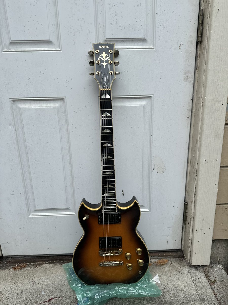 Oh HELLLLZYEAHH !!!

When they said Les Paul killer I was intrigued, but hearing Davadip Carlos was deeply involved in design I felt I had to have one 👌🏾

My NGD- a 1980
#Yamaha SG2000