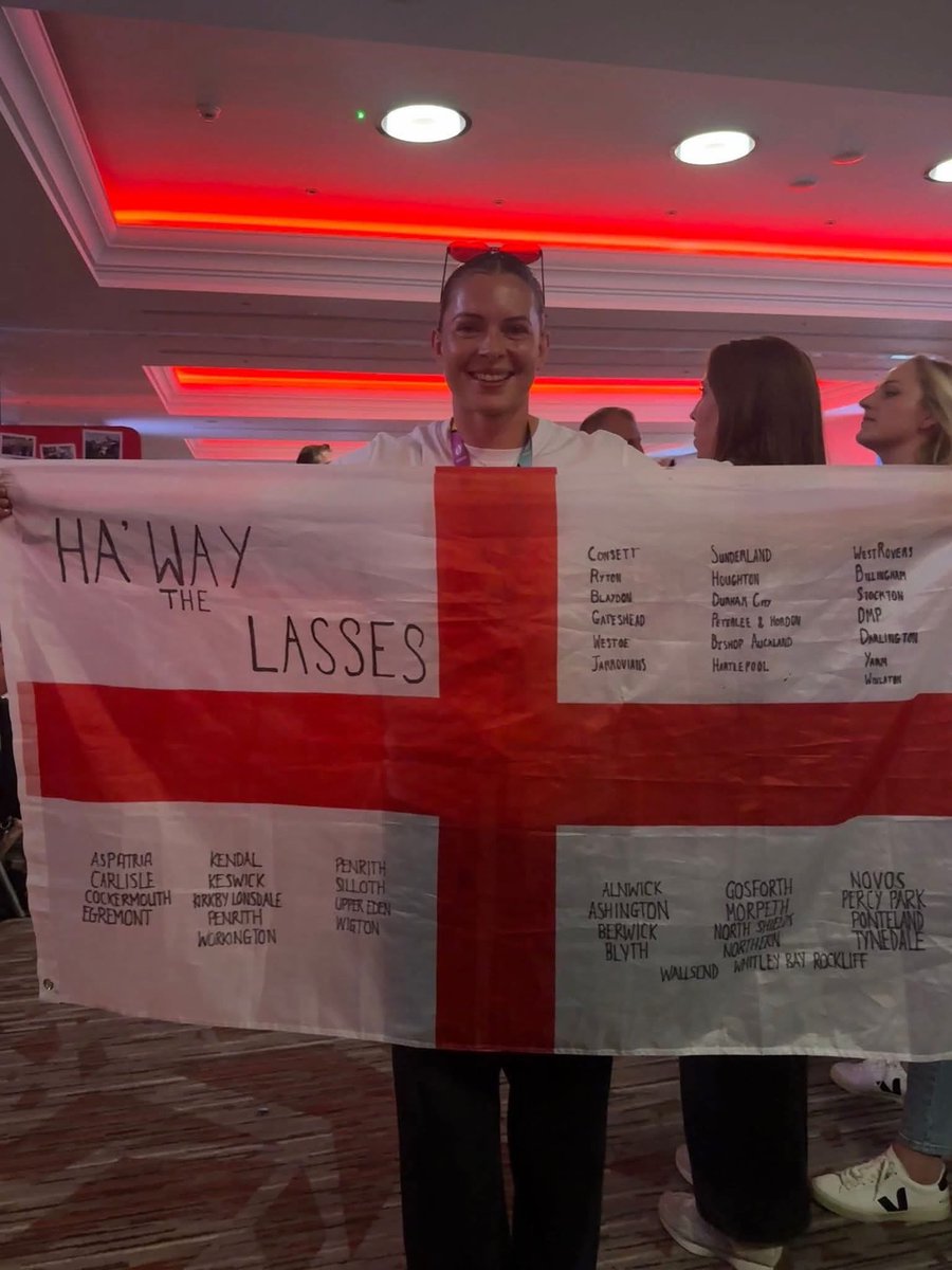 Red Rose and World Cup winner Abbie Ward marked their triumph by carrying the names of every True North club with women’s or girls’ teams - including us - on her St George’s Cross 🏴󠁧󠁢󠁥󠁮󠁧󠁿 🌹 

For the girls 💪

#UTHOB 🖤🤍