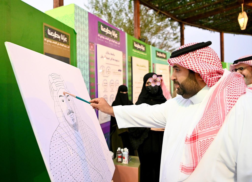 في #اليوم_الوطني_95، تشرفتُ بإعداد لوحة فنية لسمو سيدي الملك المؤسس عبدالعزيز آل سعود – رحمه الله –.
وقد دُشّنت اللوحة بمشاركة صاحب السمو الملكي الأمير محمد بن عبدالعزيز، أمير منطقة جازان، ونائبه صاحب السمو الأمير ناصر بن محمد، وبمشاركة الزوار الكرام الذين أسهموا في إكمالها.
