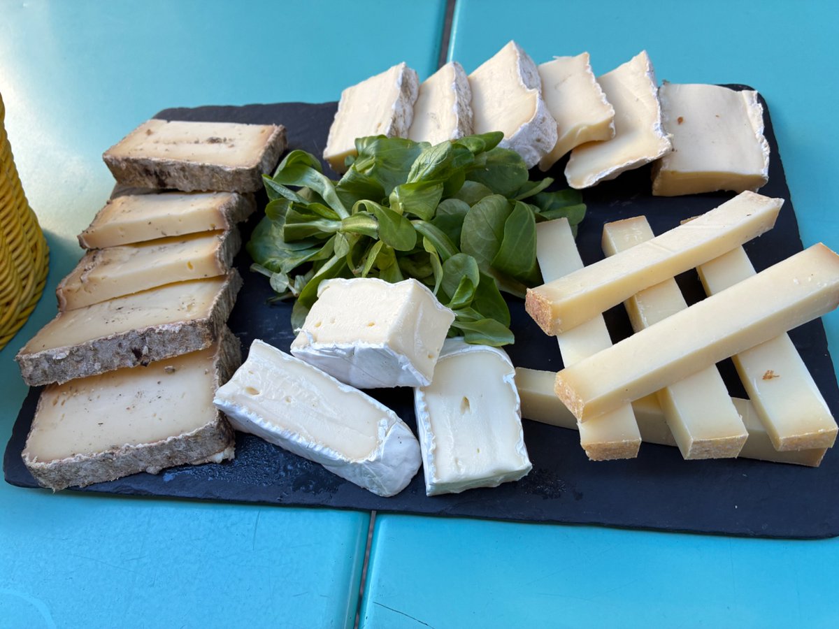 헤피아워 때 바에서 치즈 보드 시켰는데 엄청난 양에 압도당해서 최선을 다하며 먹고있었음.. 먼저 하교하는 초딩들이 맛있겠다며 지나감. 그리고 정신이 온전치 않은 남성이 I want cheese!! 하며 지나갔고 나중엔 정신이 온전치 않은 여성이 fromage~ 하면서 한조각을 그냥 대놓고 훔쳐감ㅋㅋㅋㅋㅋ