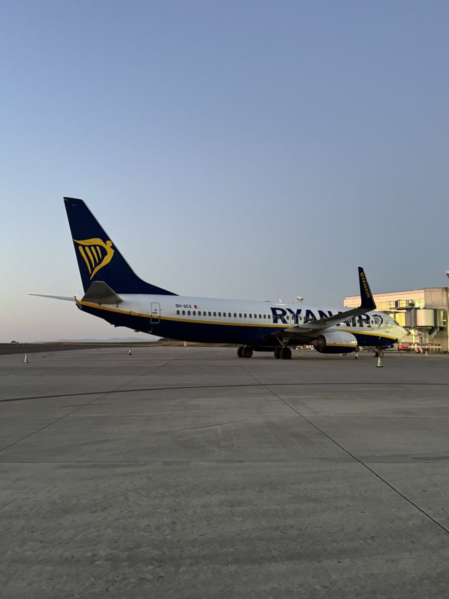 Mañana las 3  salidas a primera hora de la low cost irlandesa salen así <a href="/Ryanair_ES/">Ryanair España</a>

🛫 SCQ - MAH: 32%* 💺

🛫 SCQ - VLC:   96% 💺

🛫  SCQ - LPA:  99% 💺

* último vuelo de la temporada. Que no volverá, ya que MAH no es base.