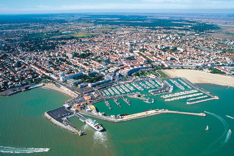 YannickMOREAU's tweet photo. Toutes mes félicitations et tous mes voeux de succès à Nicolas Chénéchaud qui prend ma relève à la tête de la ville et de l'agglomération des Sables d'Olonne,

et, dans chacune de ces collectivités, à l'unanimité des suffrages exprimés ✅

La transmission de mes responsabilités publiques s'achève donc ce soir dans les meilleures conditions possibles de sérénité et d'efficacité de l'action publique locale.

Nous avons une chance inestimable de vivre dans cette ville et agglomération rêvées à la mer. Protégeons la ! Savourons la !

Merci pour ces 17 années d'engagement à vos côtés !

cc Ville des Sables d'Olonne Les Sables d'Olonne Agglomération