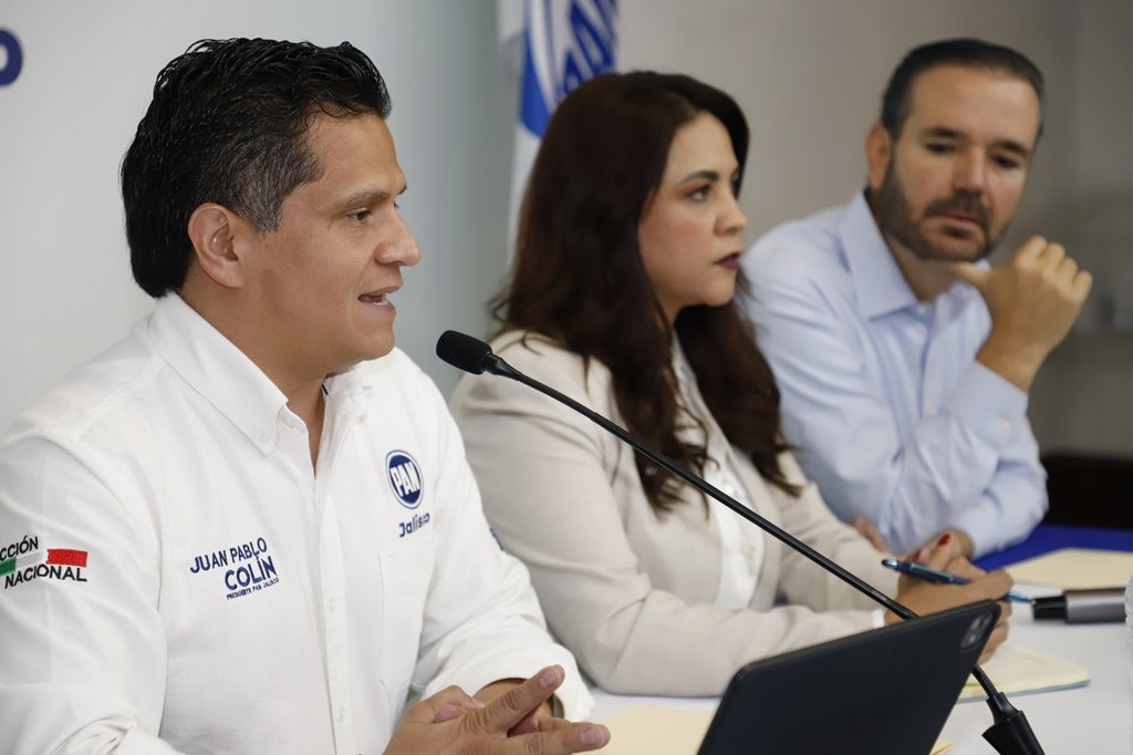 PAN_Jalisco's tweet photo. Esta mañana el Pdte. del @PAN_Jalisco, @jpablocolin presentó en rueda de prensa, un #ContraInforme a lo que señaló la Presidenta del País en su visita a Jalisco.
Juan Pablo Colín denunció que el mensaje y evento de la presidenta confirma el olvido hacia Jalisco: "Fue una simulación montada con lonche, frutsi y refresquitos, que no responde al abandono presupuestal y a la falta de compromiso del gobierno federal con los jaliscienses".
Además, se presentaron cifras del desamparo del gobierno federal al campo de Jalisco, al sector salud, seguridad e infraestructura carretera.
La actividad contó con la participación de la Secretaria General @Norma_Cordero08, el Diputado Federal @Miguel_Monraz; y el Coordinador Estatal del Sistema PAN @gustavomaciasz.
#NuevaActitud #MejorPAN #SeTrataDeTi
