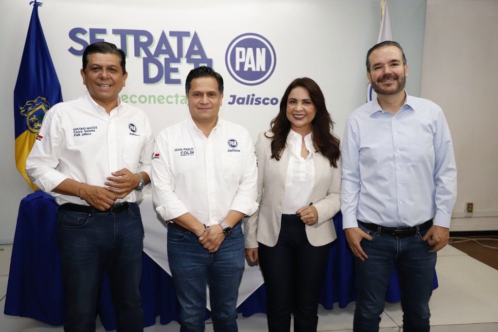 PAN_Jalisco's tweet photo. Esta mañana el Pdte. del @PAN_Jalisco, @jpablocolin presentó en rueda de prensa, un #ContraInforme a lo que señaló la Presidenta del País en su visita a Jalisco.
Juan Pablo Colín denunció que el mensaje y evento de la presidenta confirma el olvido hacia Jalisco: "Fue una simulación montada con lonche, frutsi y refresquitos, que no responde al abandono presupuestal y a la falta de compromiso del gobierno federal con los jaliscienses".
Además, se presentaron cifras del desamparo del gobierno federal al campo de Jalisco, al sector salud, seguridad e infraestructura carretera.
La actividad contó con la participación de la Secretaria General @Norma_Cordero08, el Diputado Federal @Miguel_Monraz; y el Coordinador Estatal del Sistema PAN @gustavomaciasz.
#NuevaActitud #MejorPAN #SeTrataDeTi