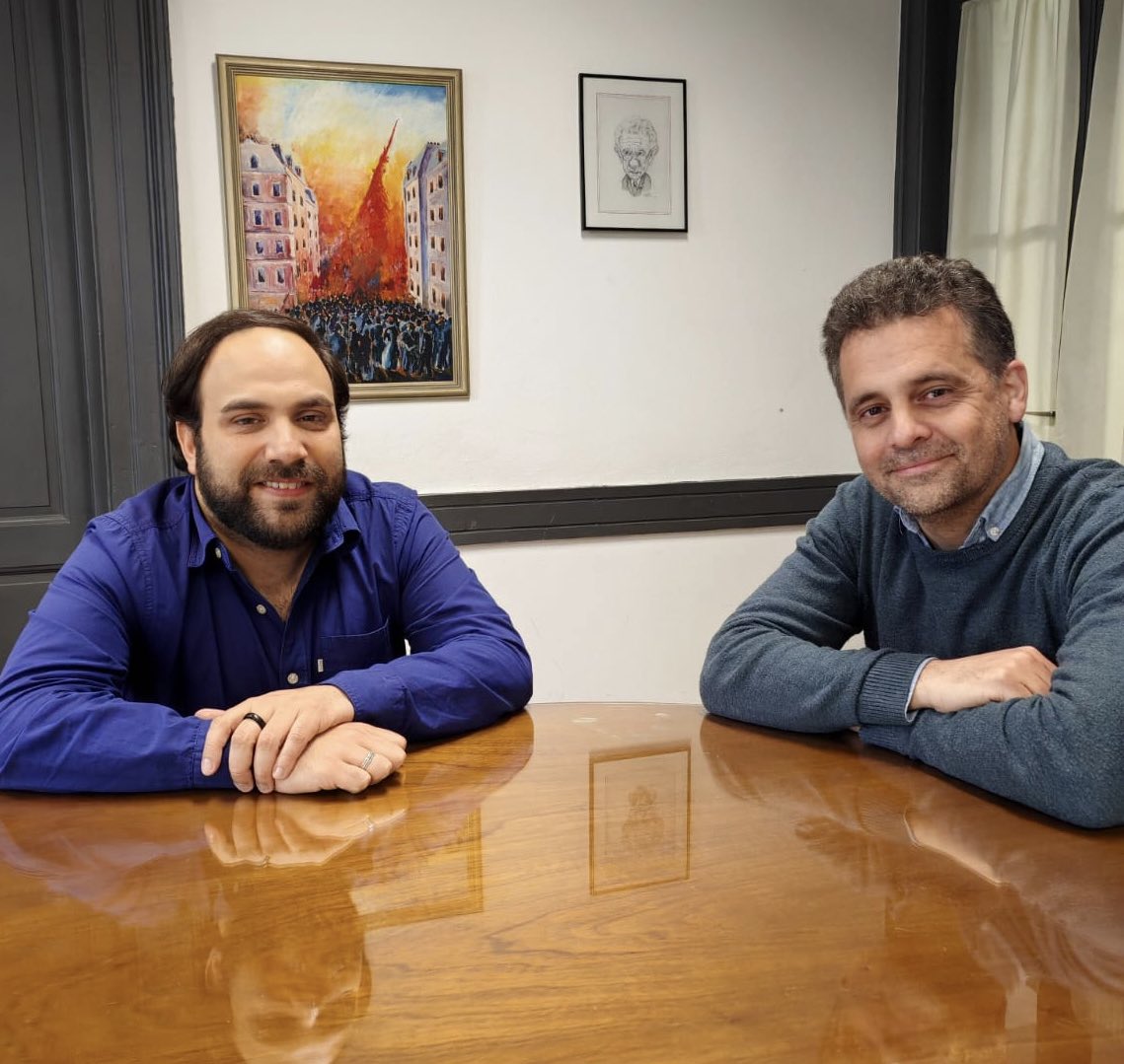 En la Casa del Pueblo de <a href="/Socialistas90/">Partido Socialista</a> me reuní con mi amigo y compañero <a href="/oribepa/">Pablo Oribe</a>, electo Secretario General del Partido por los próximos tres años. Pablo es un militante lúcido y comprometido con las causas del pueblo. Sé que va a apostar por la solidaridad, por el tejido