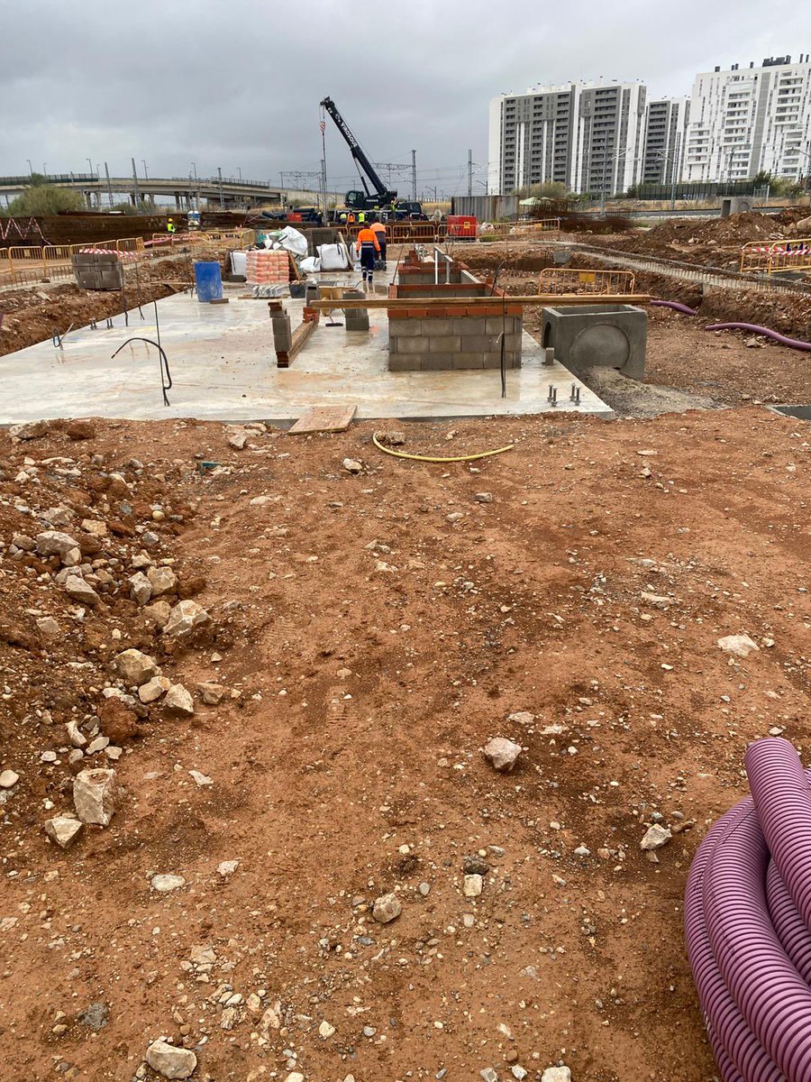 irecfer's tweet photo. Algo de mal tiempo sobre la obra. Como avance de estos días se aprecia la colocación de soportes de canaletas y los apoyo de losa alveolar. UPP Valencia. https://t.co/YbfBceyj7e