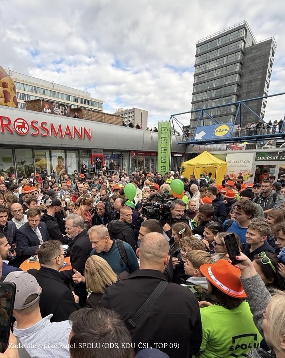 PetrFifka's tweet photo. Předvolební roadshow @P_Fiala finišuje u nás na Praze 4 a to opět za velkého zájmu občanů. Přijďte prosím k volbám, abychom SPOLU zajistili našim dětem dobrou budoucnost.

Teď jde o Česko! Kroužkujte č. 9️⃣ na pražské kandidátce SPOLU 🦸🏻‍♂️ https://t.co/4g1u2ydPW3