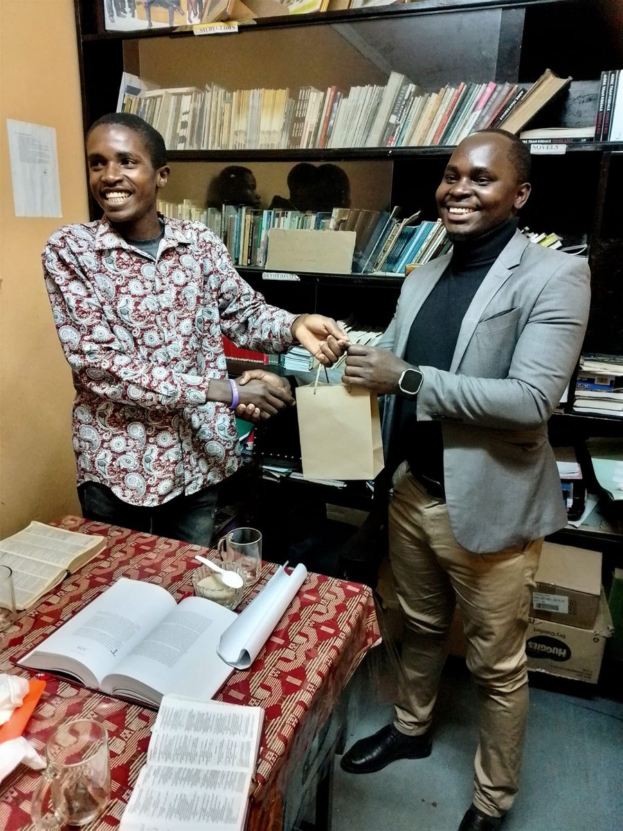 mosesjames901's tweet photo. After an insightful, thought provoking and transformative session on Expository Preaching with my good friends in UON parklands they decided to mark the moment by a gift. 
Indeed student ministry is amazing. 
#ReachingStudentsChangingNations https://t.co/Jw7pFITQW8