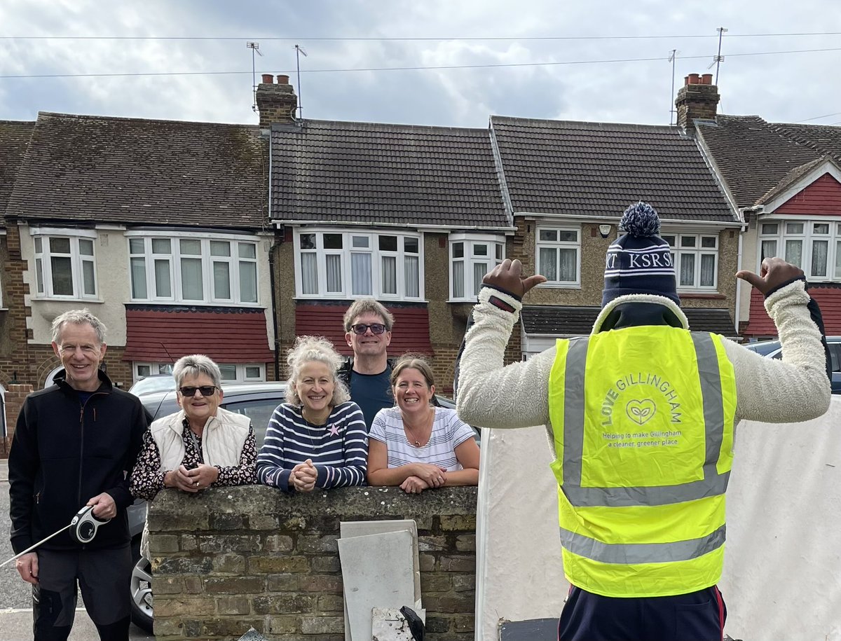 Excellent team out at Gillingham Green yesterday for our litter pick! ☀️

We collected:
✅ 8 bags of litter
✅ 1 bag of recycling
✅ Mattress
✅ Barbecue
✅ Tyre
✅ For sale sign
✅ Kitchen bin
✅ Plasterboard
✅ A pair of brake discs 

#LoveGillingham #LoveWhereYouLive 💚🌳♻️