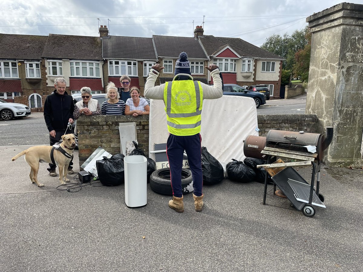 GillinghamLove's tweet photo. Excellent team out at Gillingham Green yesterday for our litter pick! ☀️

We collected:
✅ 8 bags of litter
✅ 1 bag of recycling
✅ Mattress
✅ Barbecue
✅ Tyre
✅ For sale sign
✅ Kitchen bin
✅ Plasterboard
✅ A pair of brake discs 

#LoveGillingham #LoveWhereYouLive 💚🌳♻️ https://t.co/5iQHWqx7Rt