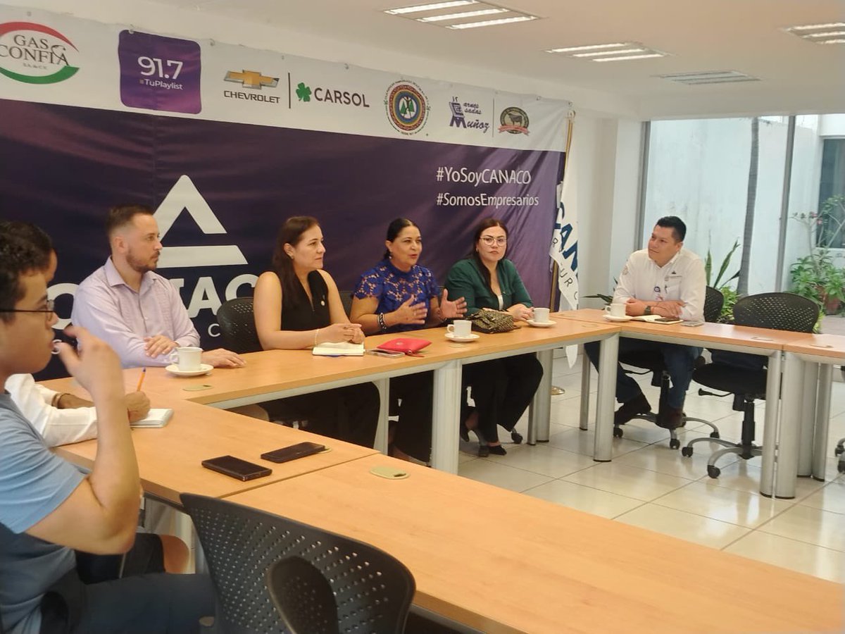 STPS_Colima's tweet photo. 🤝 La subsecretaria del Trabajo, Delia Ludivina Olmos Díaz, se reunió con la presidenta de CANACO Colima, Gabriela Gómez Brun, para fortalecer lazos y trabajar en favor de las y los trabajadores de Colima. 💼✨ https://t.co/IJgDWEf4r5