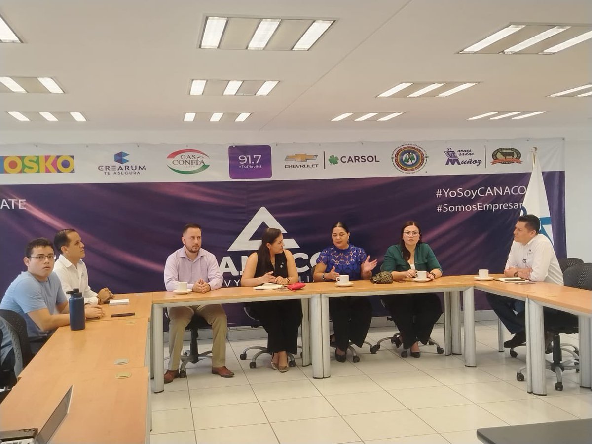 STPS_Colima's tweet photo. 🤝 La subsecretaria del Trabajo, Delia Ludivina Olmos Díaz, se reunió con la presidenta de CANACO Colima, Gabriela Gómez Brun, para fortalecer lazos y trabajar en favor de las y los trabajadores de Colima. 💼✨ https://t.co/IJgDWEf4r5