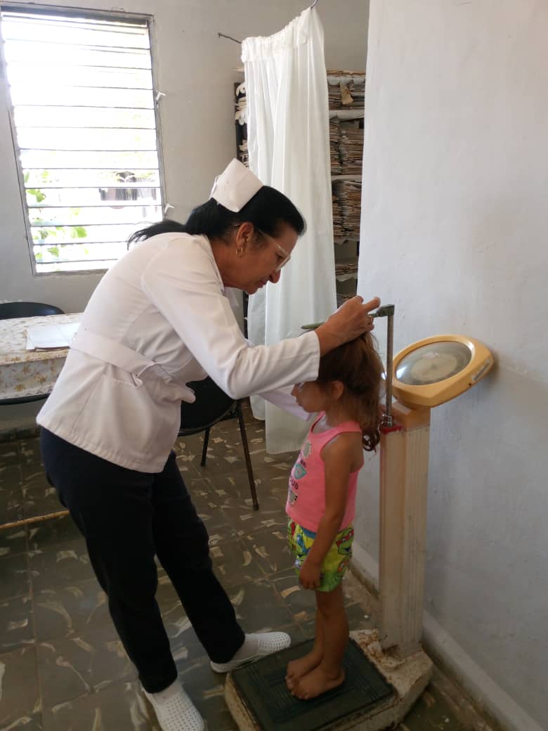 En el CMF No. 28 de Manuel Lazo del municipìo Sandino, la Lic. Raiza Prieto imparte consultas de puericultura como parte del Programa Materno Infantil. Se orienta sobre higiene, agua hervida y estomatología. Compromiso con la salud desde la infancia.
#CubaPorLaVida