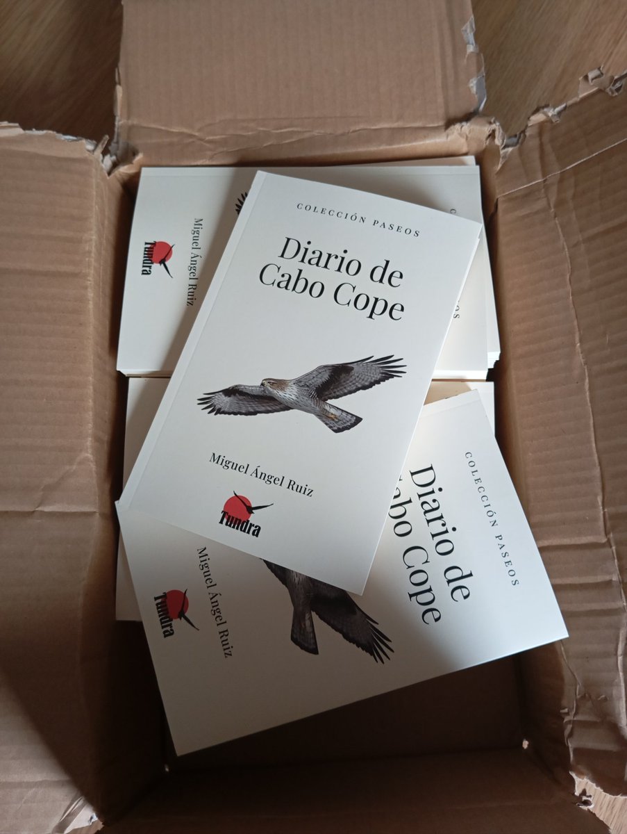 maruizparra's tweet photo. La emoción de abrir la caja con los primeros libros. :) https://t.co/PIuaVZStfV