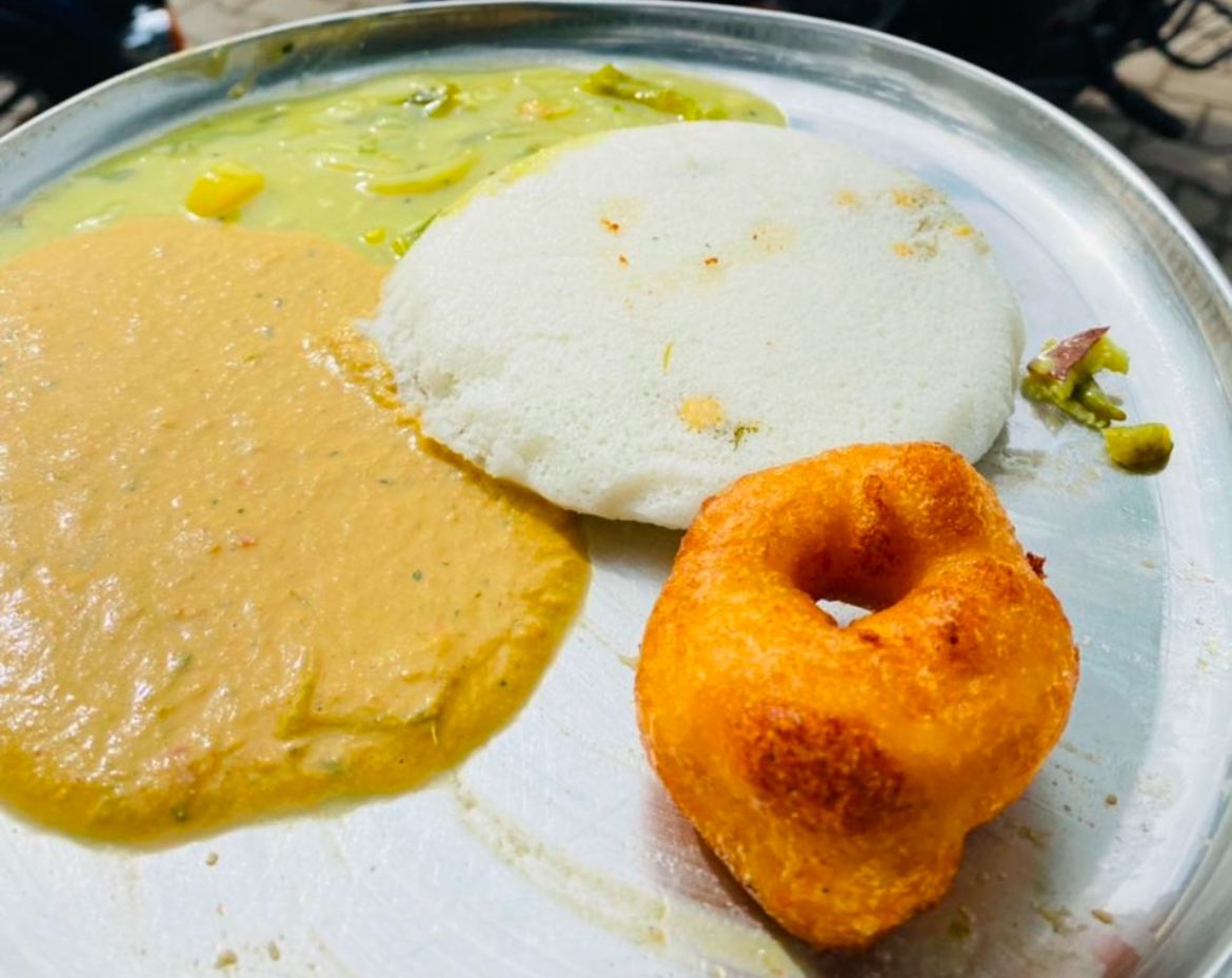 motordave2's tweet photo. Destination not running away… Ride/Drive safe to #relish…

#Kunigal #lipsmacking #thatte #idli #vada https://t.co/gfVDojjA5o