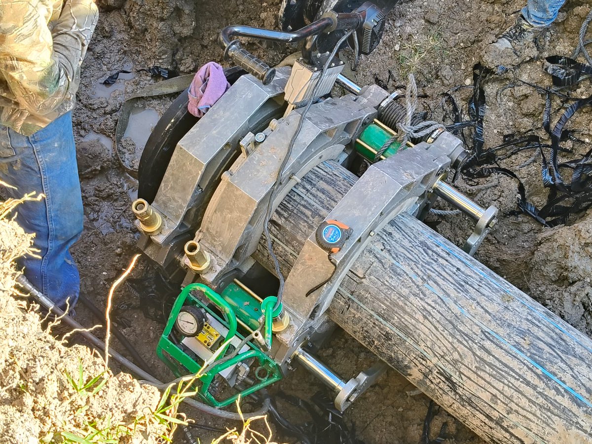 Capaseg_CS's tweet image. Atendiendo fugas en la capital: el Gobierno del Estado, a través de #CAPASEG, concluyó la reparación de la línea de bombeo de 14” que conecta el Pozo Petaquillas con el tanque Viguri.

Acciones que fortalecen el abasto de agua en Chilpancingo.

#AguaParaTodos #ObrasQueTransforman