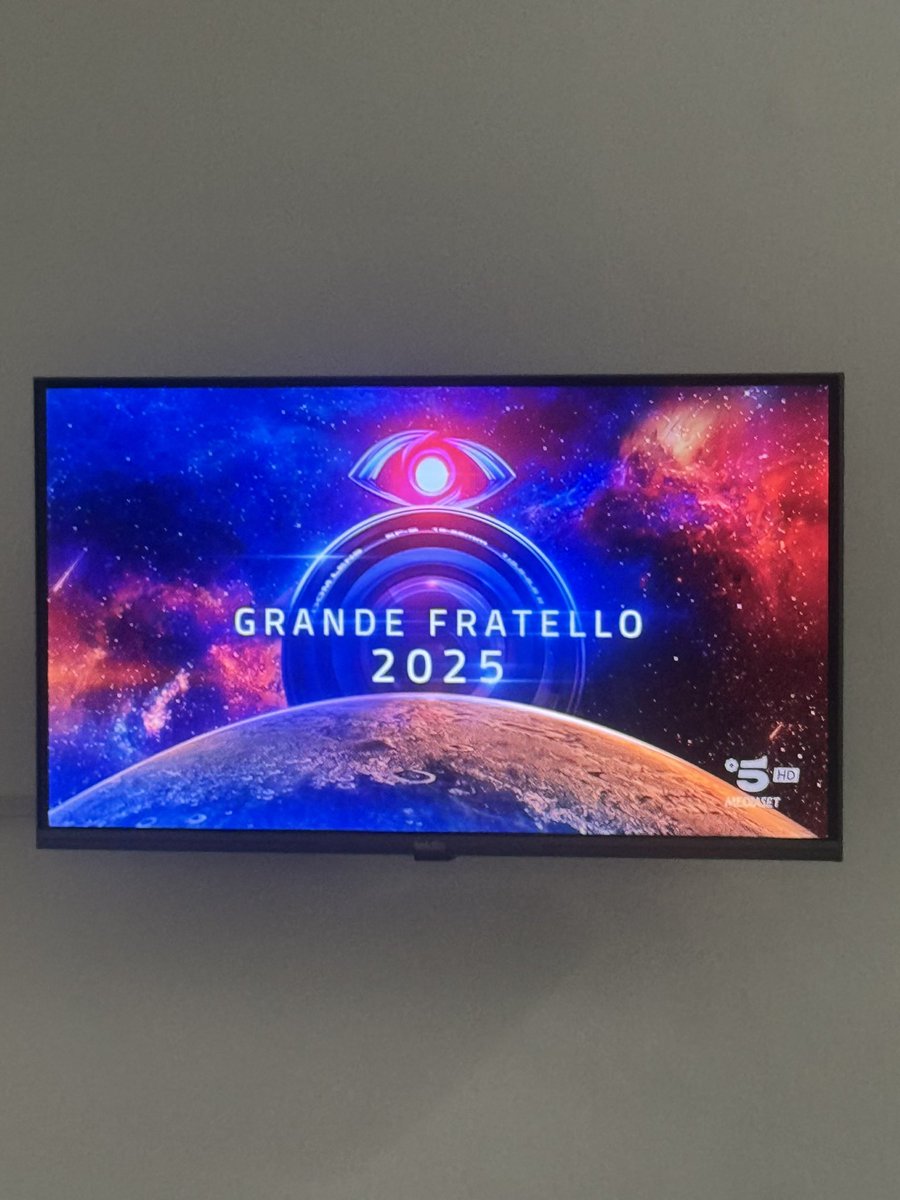 MatisBiz's tweet photo. SÌ TORNA A CASA SIGNORI #grandefratello https://t.co/MtVZ398m8u