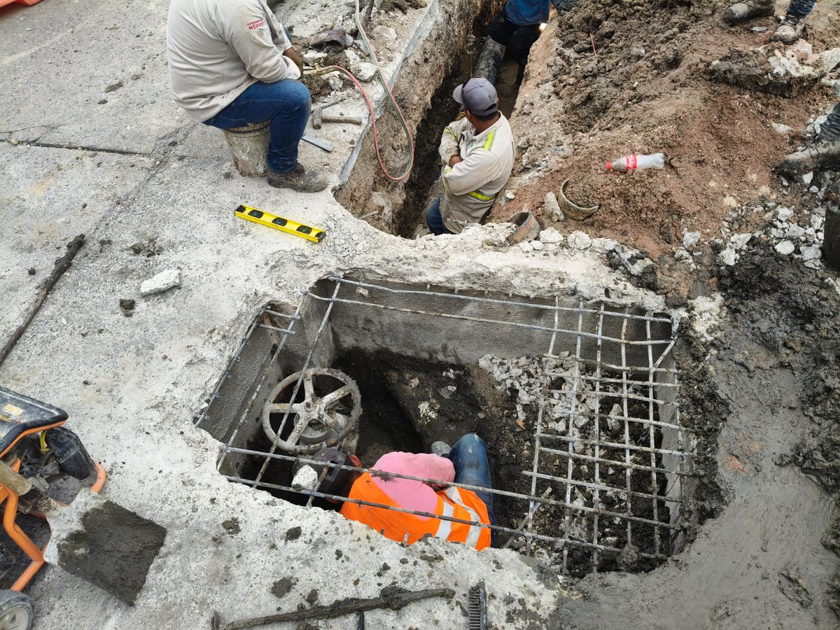 Capaseg_CS's tweet image. El Gobierno del Estado, a través de la #CAPASEG, repara una fuga en la línea de bombeo de 16” del sistema Acahuizotla–Viguri y sustituye válvula para optimizar la distribución de agua potable. Compromiso con mejores servicios para la capital.

#AguaParaTodos #Guerrero