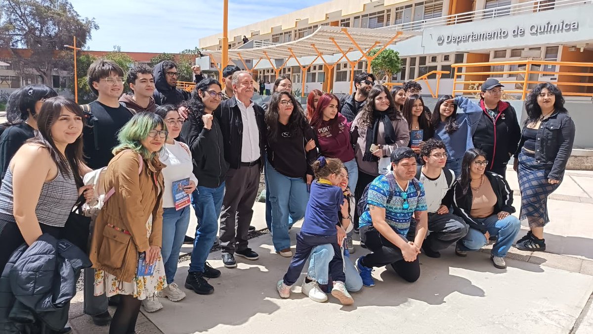 artes_oficial's tweet image. El Lunes 29 de #Septiembre. El #candidato #presidencial Eduardo #Artés, realizó un conversatorio en el salón de la biblioteca de la Universidad de #Antofagasta.
Se  destacó la actitud de los jóvenes positiva en torno a una #Patrianueva, #popular y #socialista.
#chile #prensa #hoy