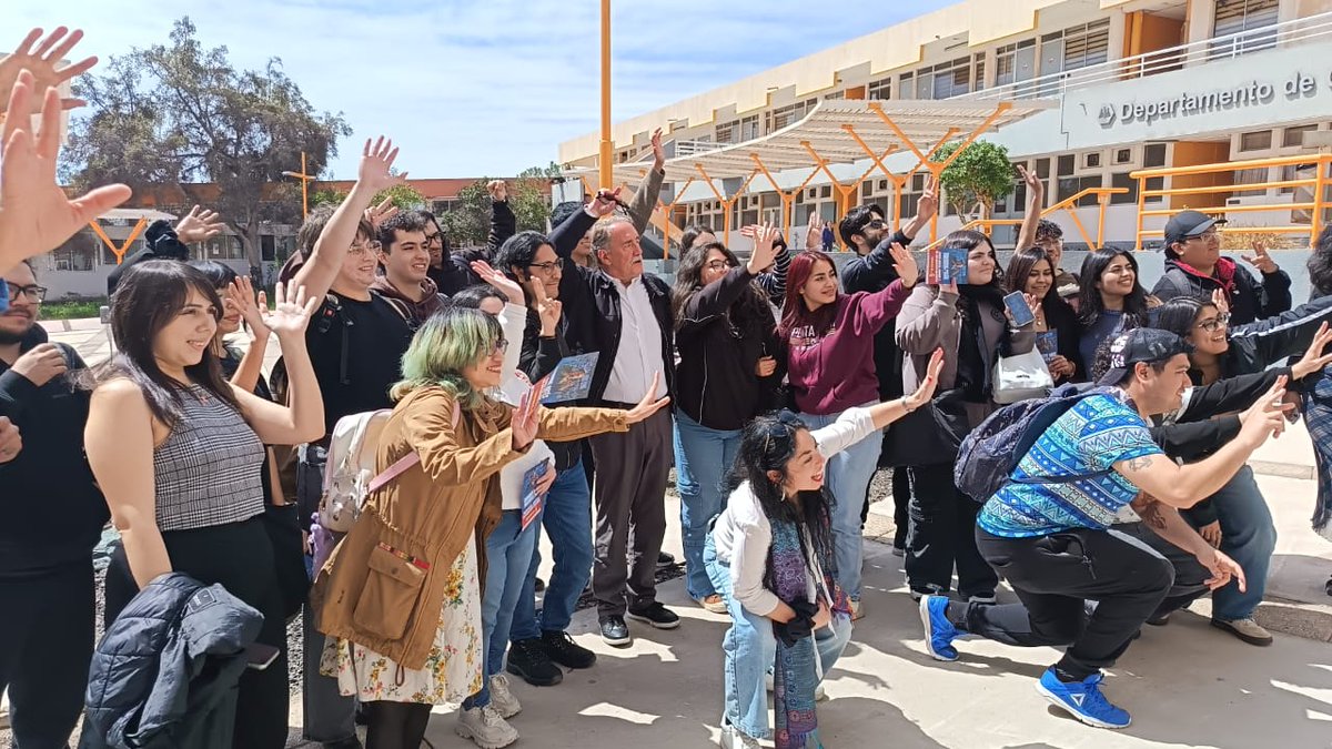 artes_oficial's tweet image. El Lunes 29 de #Septiembre. El #candidato #presidencial Eduardo #Artés, realizó un conversatorio en el salón de la biblioteca de la Universidad de #Antofagasta.
Se  destacó la actitud de los jóvenes positiva en torno a una #Patrianueva, #popular y #socialista.
#chile #prensa #hoy