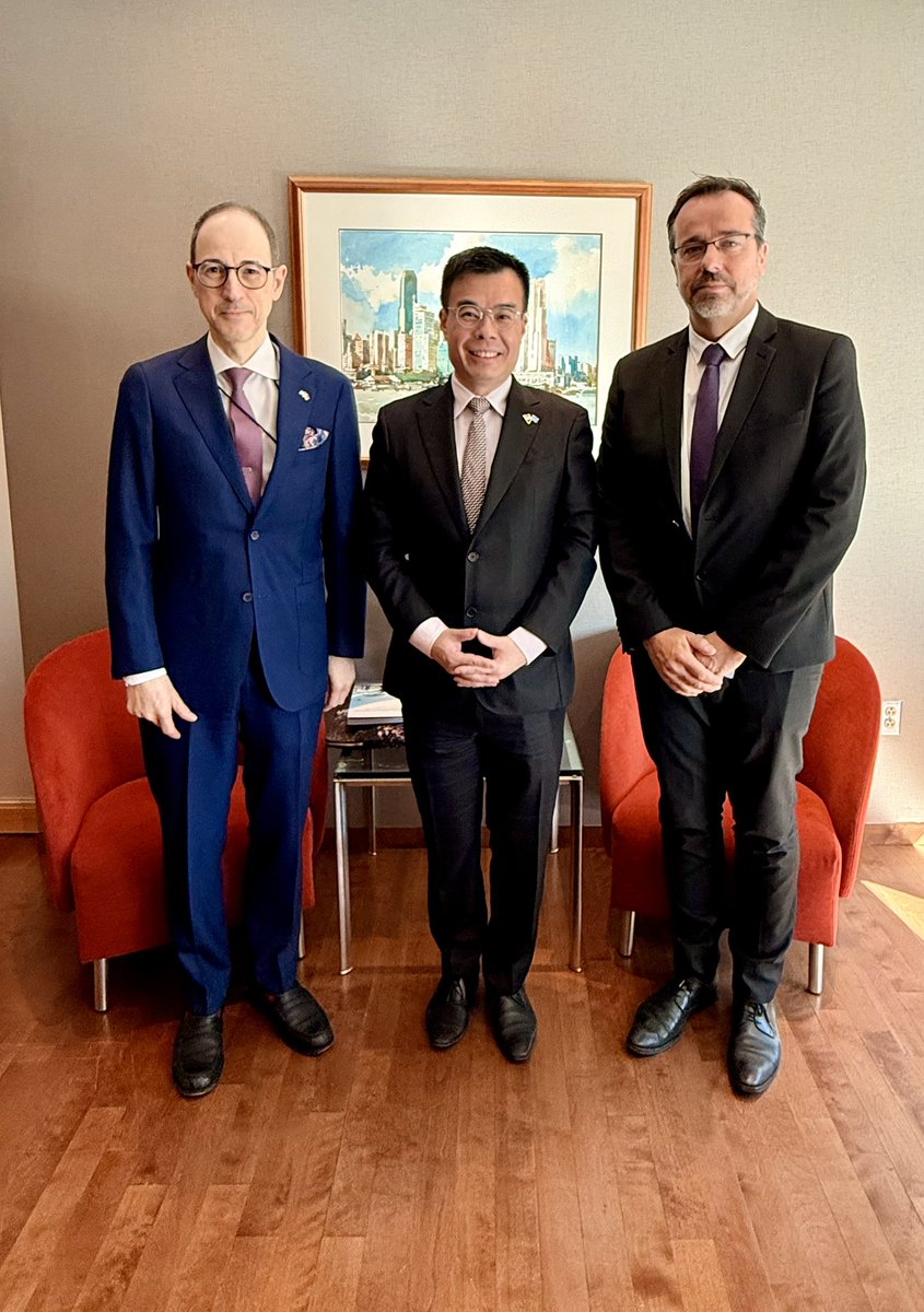 Today during <a href="/icao/">ICAO</a> #A42 <a href="/GvtMonaco/">Gouvernement Monaco</a> Director for Civil Aviation &amp; I had the opportunity to meet with <a href="/SingaporeCAAS/">SingaporeCAAS</a> Director-General to share experiences &amp; perspectives on sustainable aviation with Sustainable Aviation Fuel and #eVTOL towards future #Monaco-#Singapore cooperation