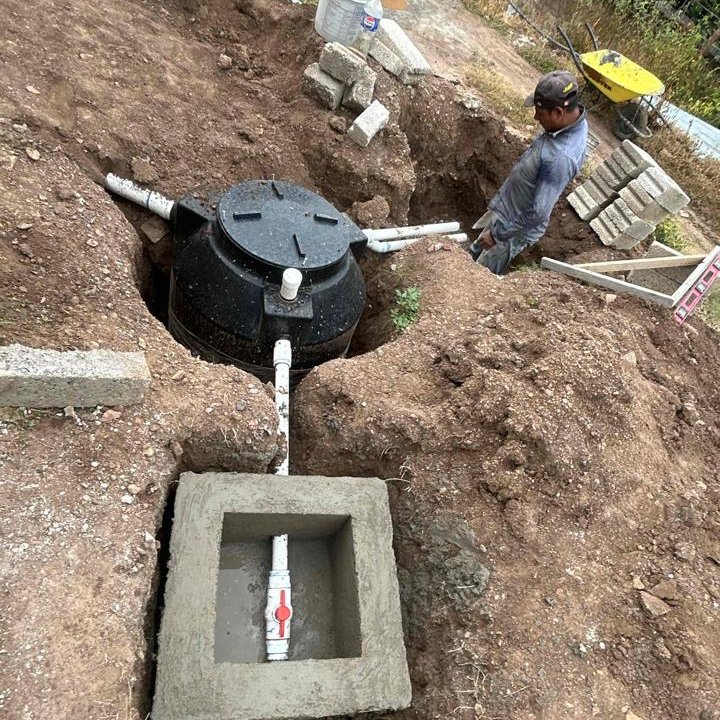 Capaseg_CS's tweet image. El Gobierno del Estado, a través de #CAPASEG, construye el sistema de drenaje y saneamiento en Cuexcontlán, Tepecoacuilco.

✅ 460 habitantes beneficiados con 92 sanitarios ecológicos y un biodigestor de 600 L.

#Guerrero #ObrasQueTransforman