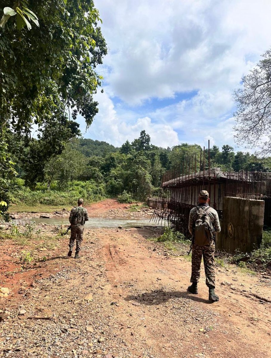 PrabhatPathak_'s tweet photo. Naxalism on Ventilator - Jharkhand
 
Treacherous Saranda Forest area, once the stronghold and Liberated zone for Naxals' top-notch leaders, being dominated by the BRAVEs of CRPF.
@prabhatkhabar @HMOIndia @toi @CRPF @ndtvindia @PMOIndia https://t.co/Tc2Z9cl7C3