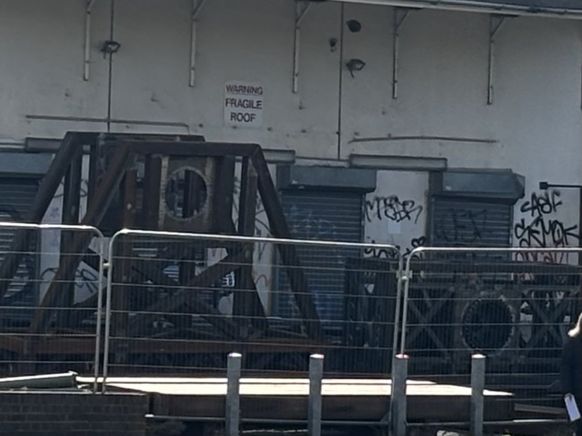 Tardy_box's tweet photo. Spider-Man #BrandNewDay construction continues in Reading as more large steelwork pieces are moved into the old printworks.

Filming is probably still a few weeks away as it still needs to be dressed after construction.

#setloc #crewloc #spidermanfilming https://t.co/e2Kiw7brkv