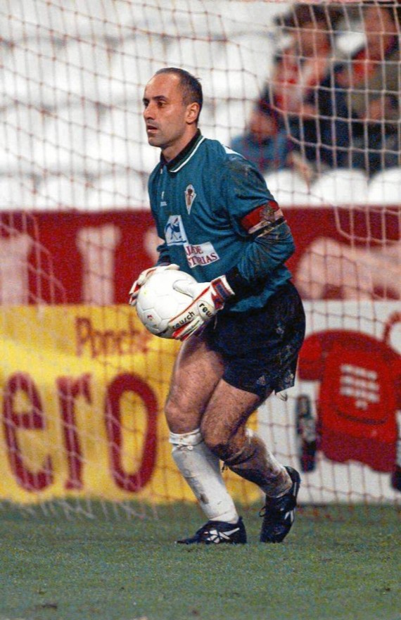 Es, sin duda, uno de los olvidados del fútbol español o al menos uno de esos jugadores que quizás por no hacer su carrera en un grande y no llenar su vitrina de títulos con sus equipos, no alcanzó el reconocimiento debido. Hablamos de Juan Carlos Ablanedo (Mieres, Asturias 2 de