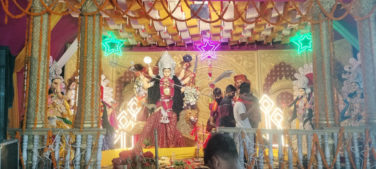 ✨🌺 जय माता दी 🌺✨

नवरात्रि के आठवें दिन मां महागौरी की पूजा का महत्व है।
मां महागौरी अपने भक्तों के कष्ट हरकर सुख-समृद्धि प्रदान करती हैं। 🙏

आइए हम सब मिलकर मां से प्रार्थना करें कि सभी के जीवन में शांति, बल और विजय प्रदान करें। 🚩

#Navratri2025 #MaaMahagauri #JaiMataDi