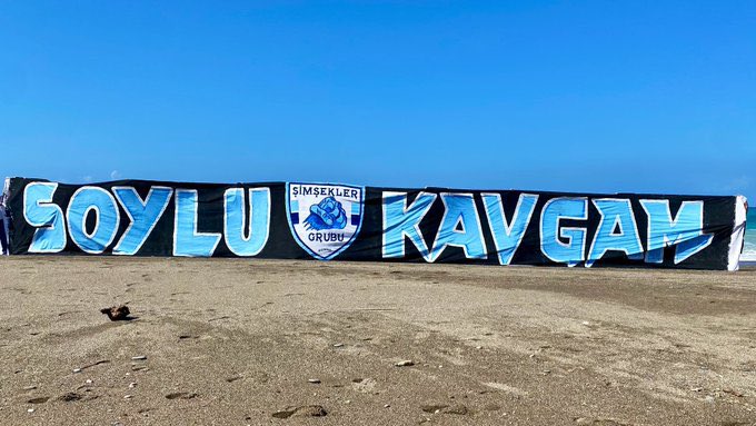 AdanalEscobar's tweet photo. Attila İlhan’ın dediği gibi:

“Şenlik dağıldı bir acı yel kaldı bahçede yalnız
O mahur beste çalar Müjgan'la ben ağlaşırız”
Bir şehrin heyecanını umudunu mutluluğunu çalanlar, biz bize savaşırken bizim BİZ olduğumuz zamanları yok ettiniz. #AdanaDemirspor https://t.co/BLj5tLribY
