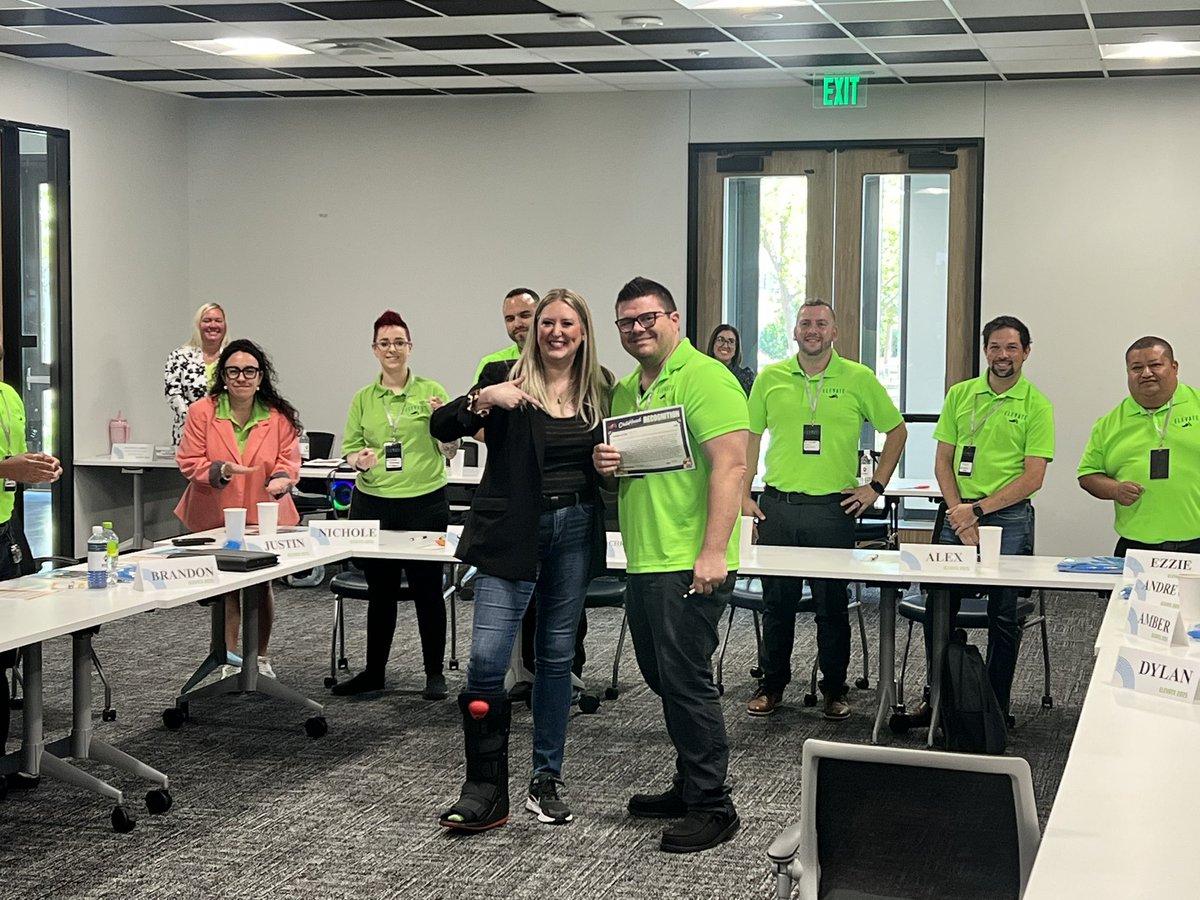 Kim_Mohr1's tweet photo. Elevate Day 1 starting πͺπ» with some Chilihead Recognition from our amazing PWP Stephanie to GM Justin! ππ#ChilisElevate @Chilis @twchilihead @train3rgirl @NicholasBPaxton https://t.co/ymuG4HnvRz