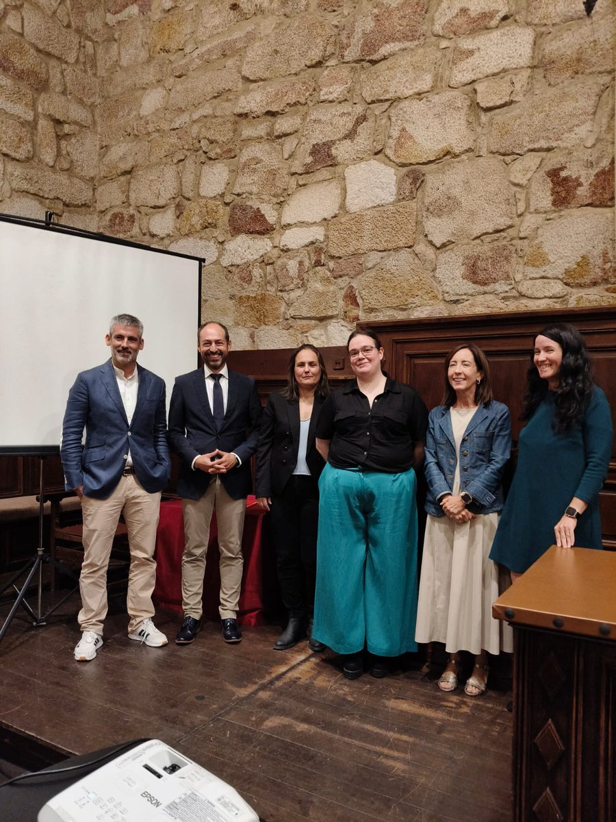 Enhorabuena a nuestra nueva doctora, Esperanza Miñambres. Un ejemplo de colaboración dentro de <a href="/AgriEnvironCyL/">AgriEnvironment</a>  y <a href="/CIALE_USAL/">CIALE</a> con el laboratorio de <a href="/MCalvoPolanco/">Monica CalvoPolanco</a> sobre señalización hormonal y micorrizas. Excelente tribunal con <a href="/MorcilloRafa/">Rafa Morcillo</a>, <a href="/CarroLmicro/">Lorena Carro</a> y Asunción Morte.