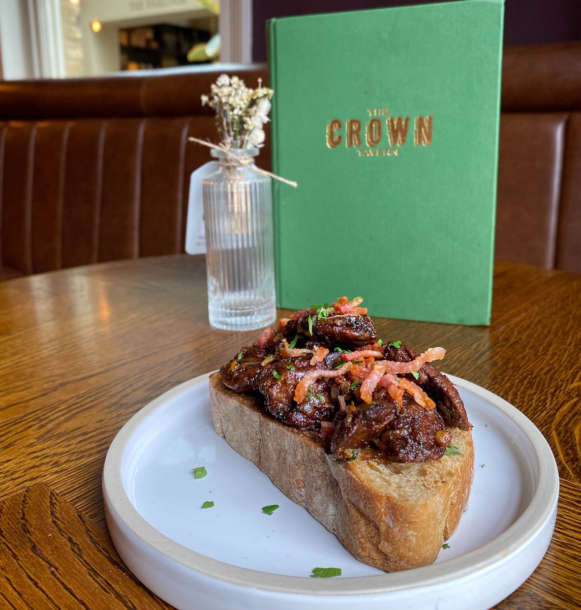 thecrownlee's tweet image. Have you ever tried liver? Fall in love with our Devilled Chicken Livers on toasted sourdough with pickled shallot &amp;amp; crispy bacon. @YoungsPubs #autumnmenu