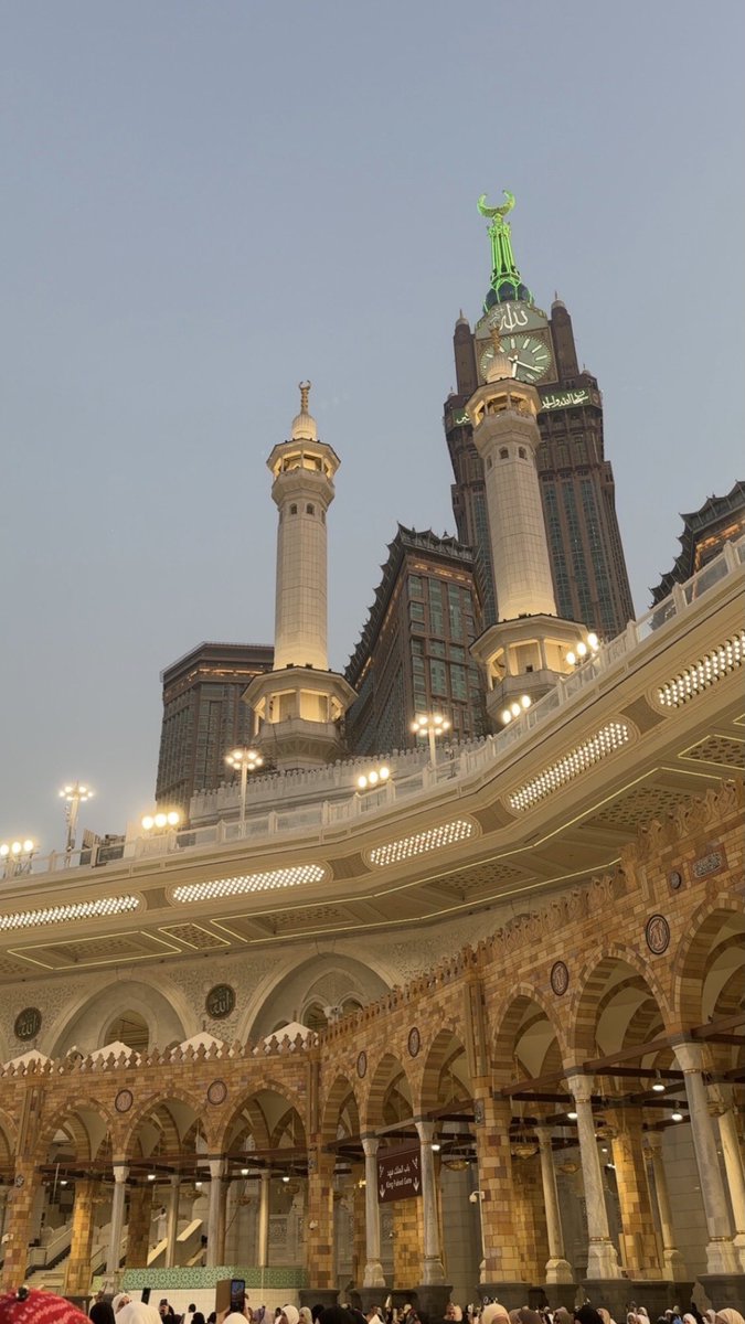 جعلني من ضيقة الصدر أعيّن لي مدار / 
و الجروح اللي بـ قلبي تطيب حروقها".
