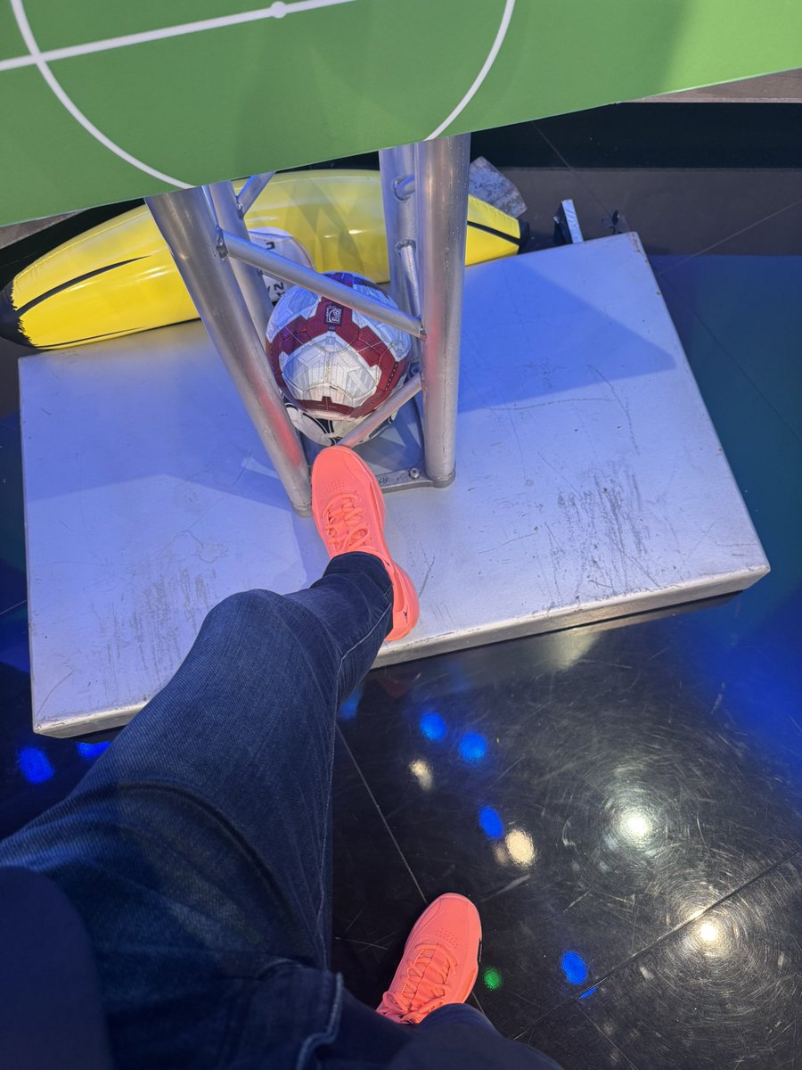 erroriarbitrali's tweet photo. Per fortuna non mi inquadrano mai le scarpe 🤣🤣

#SalaVAR @QSVS_Official https://t.co/tmH1IGEp2h