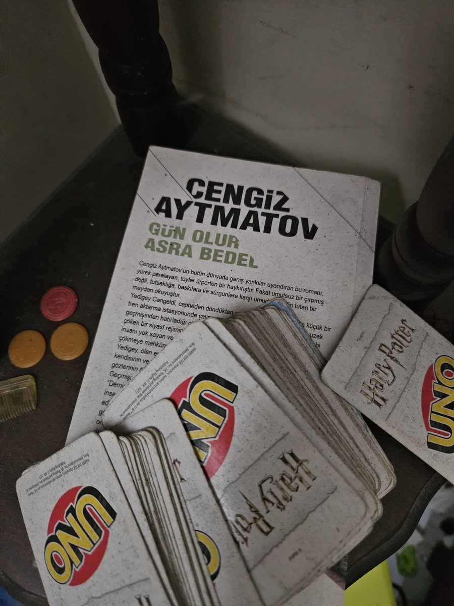 nurgibiri's tweet photo. Bu kitap anneleri vefat etmiş, babaları tarafından sürekli şiddete maruz kalan 5 kardeşin yaşadığı bir evdeydi. #günolurasrabedel #cengizaytmatov https://t.co/1t4RCblbI7