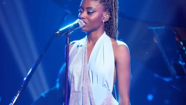 claudia sumandose al club de mujeres nominadas en la gala 2 haciendo una actuación PERFECTA #OTGala2