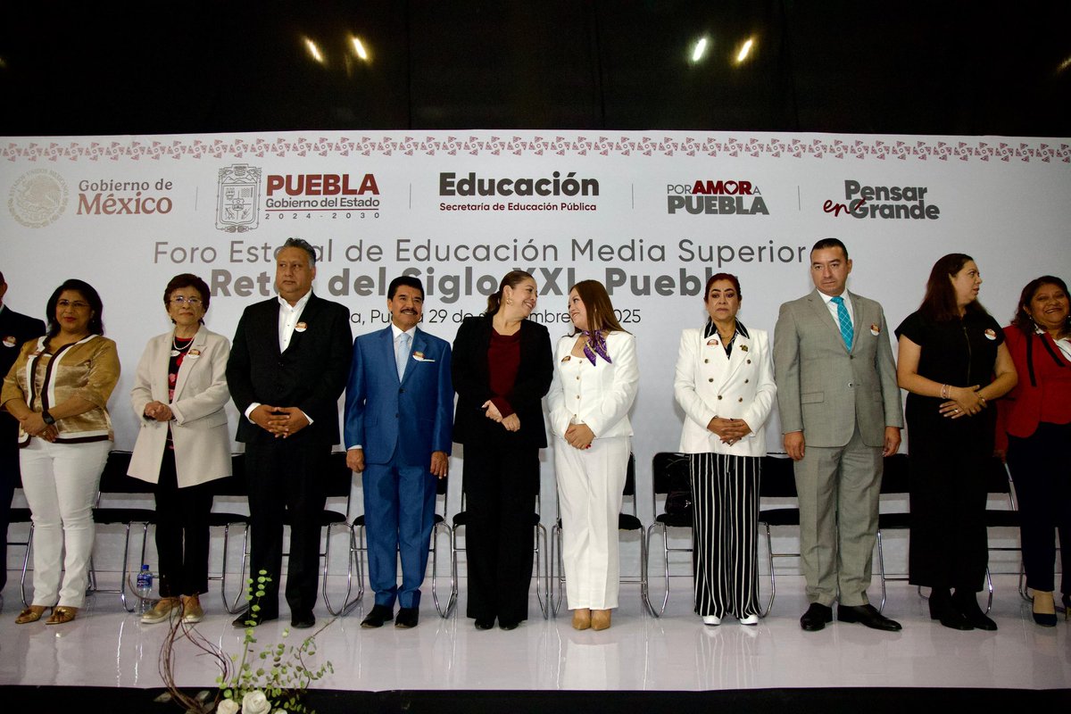 artemisa_laura's tweet photo. 📚 Estoy convencida de que la educación transforma vidas y comunidades.
🤝 Por eso tuve el honor de inaugurar el #ForoEstatal de Educación Media Superior “Retos del Siglo XXI, Puebla”, donde escuchamos a docentes y estudiantes, compartir experiencias y construir juntos propuestas que fortalezcan la educación media superior en el estado.
#ServirYAmarAPuebla 🫶🏽
#PorAmorAPuebla ♥️
#PensarEnGrande 👏🏽