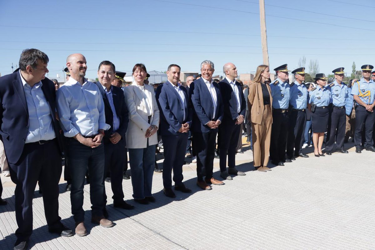 Rolo_Figueroa's tweet photo. LA SEGURIDAD EVOLUCIONA EN CENTENARIO

Inauguramos la Comisaría 52 de Centenario, una obra modelo que acompaña el crecimiento de toda la región y refuerza nuestro compromiso con la seguridad ciudadana.

Este logro forma parte de un abordaje integral: incrementamos el personal policial, sumamos un 50% más de móviles y un 400% más de cámaras de seguridad, lo que ya permitió reducir en un 35% la delincuencia en la ciudad. No es un hecho aislado ni fruto de la casualidad, sino el resultado de una planificación dentro de un modelo neuquino que prioriza la inversión en educación, salud, seguridad e infraestructura.