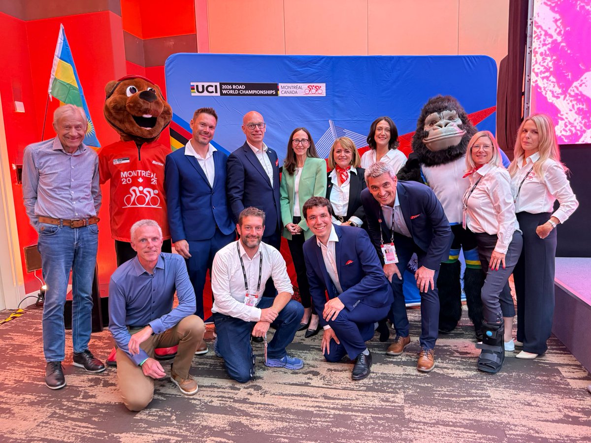 crowley_julie's tweet photo. ✨Wow, what a weekend at #Kigali2025✨
Remarkable performances of 🇨🇦 cyclists
Magdeleine Vallières Mill's historic victory as world champion 🌈🏆
The presentation of the @UCI_cycling flag to the organizers of #Montreal2026: the next great🚲event!
🙌🍁❤️
Photos: @YvesPerretMedia https://t.co/euuks9rxND