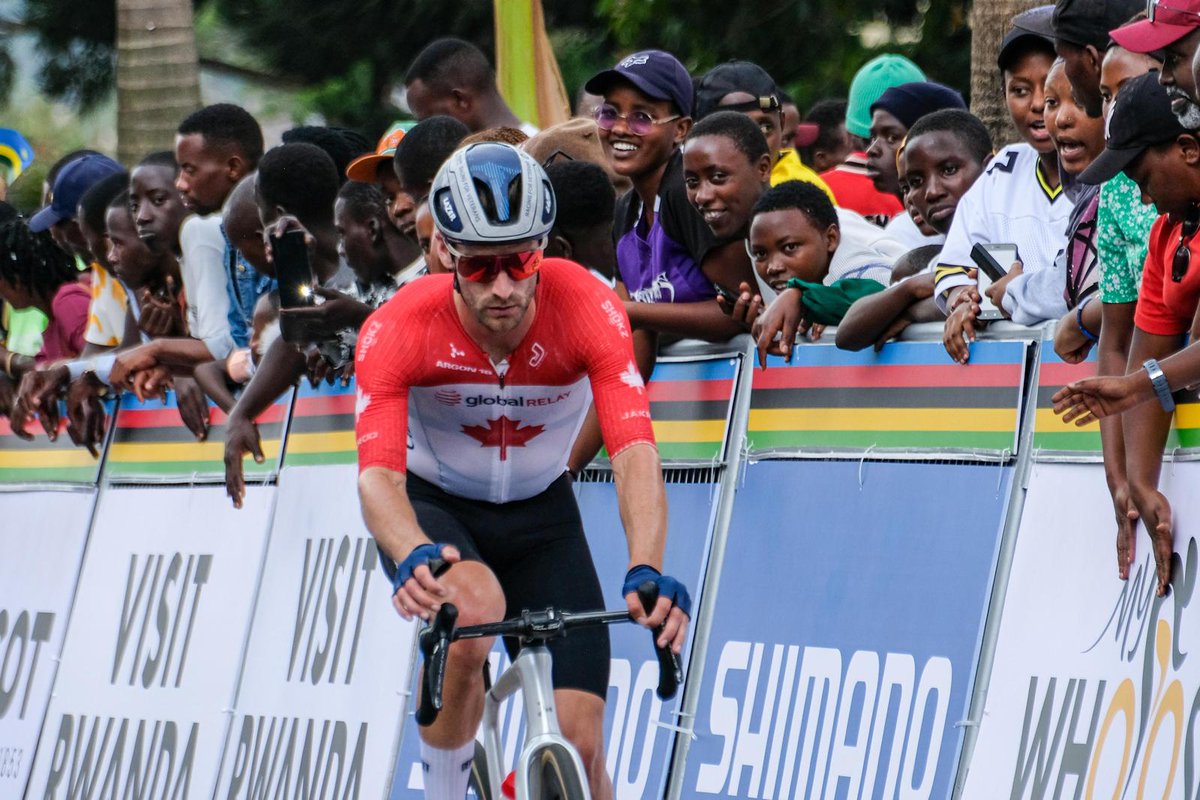 crowley_julie's tweet photo. ✨Wow, what a weekend at #Kigali2025✨
Remarkable performances of 🇨🇦 cyclists
Magdeleine Vallières Mill's historic victory as world champion 🌈🏆
The presentation of the @UCI_cycling flag to the organizers of #Montreal2026: the next great🚲event!
🙌🍁❤️
Photos: @YvesPerretMedia https://t.co/euuks9rxND
