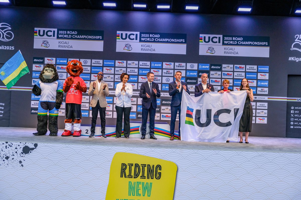 crowley_julie's tweet photo. ✨Wow, what a weekend at #Kigali2025✨
Remarkable performances of 🇨🇦 cyclists
Magdeleine Vallières Mill's historic victory as world champion 🌈🏆
The presentation of the @UCI_cycling flag to the organizers of #Montreal2026: the next great🚲event!
🙌🍁❤️
Photos: @YvesPerretMedia https://t.co/euuks9rxND