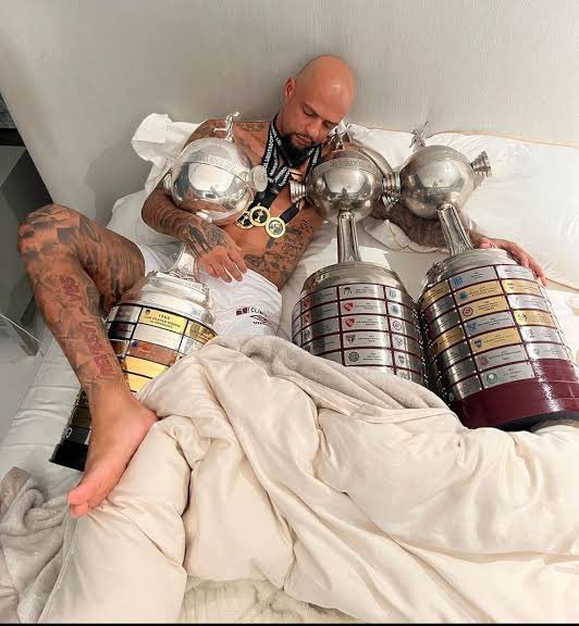 Gabriel Souza | Cartola Tricolor ✝️ (@gabrielffc17) on Twitter photo Imagina você ter uma carreira de sucesso na Europa, retornar ao Brasil com 34 anos. Conquistar sua primeira Libertadores aos 37. E encerrar a carreira com 2 brasileiros, 2 copas do Brasil e 3 libertadores ( recorde de um jogador brasileiro).
Felipe Melo é gigante! Imagina você ter uma carreira de sucesso na Europa, retornar ao Brasil com 34 anos. Conquistar sua primeira Libertadores aos 37. E encerrar a carreira com 2 brasileiros, 2 copas do Brasil e 3 libertadores ( recorde de um jogador brasileiro).
Felipe Melo é gigante!